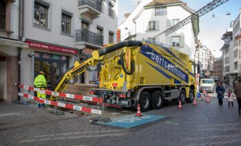 Saugbagger Einsatz mitten in der Basler Altstadt